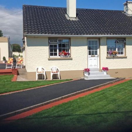 Village Cottage Dunkineely Exterior photo